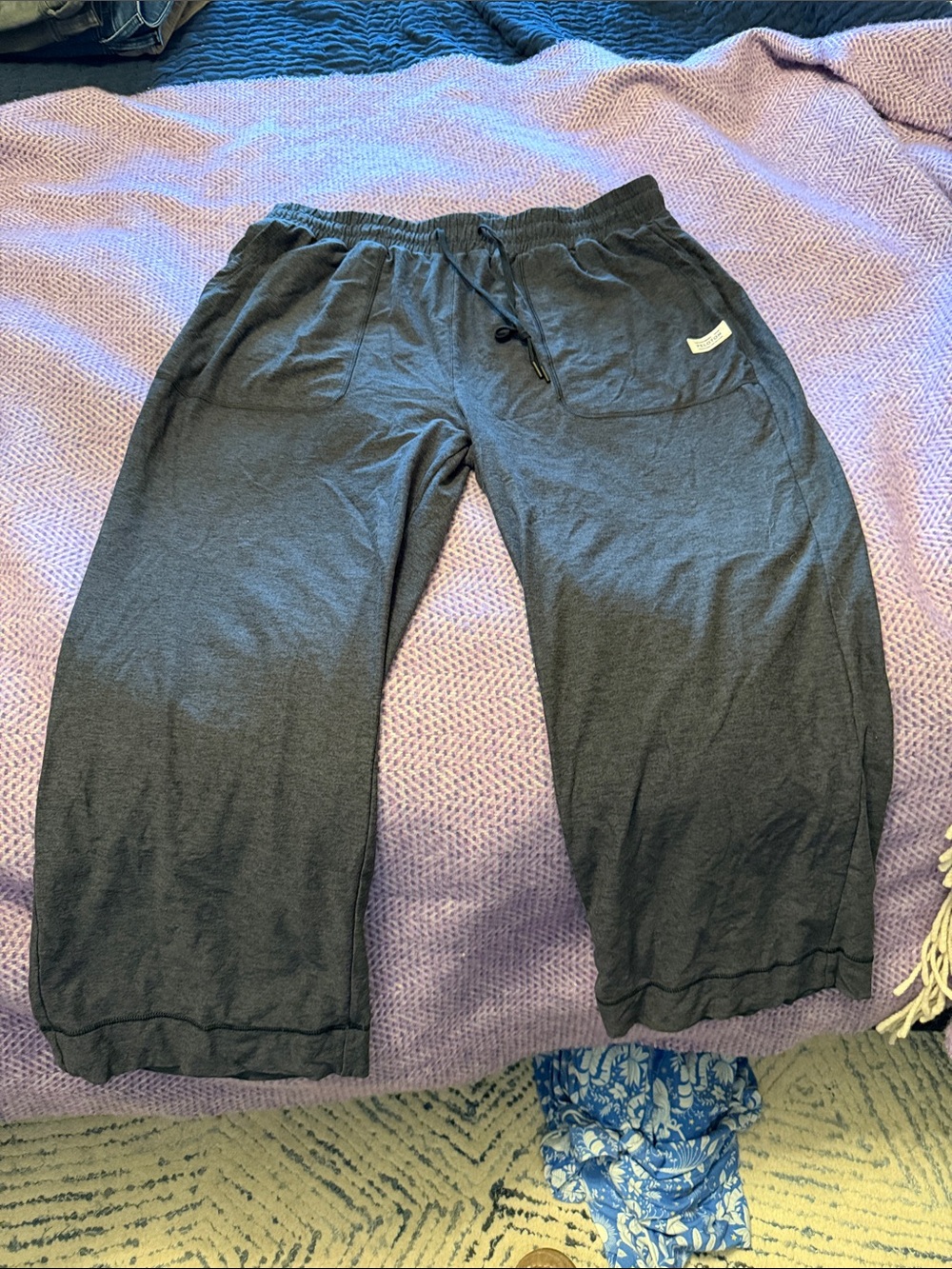 Peloton women’s Charcoal Gray Drawstring cropped yoga pants